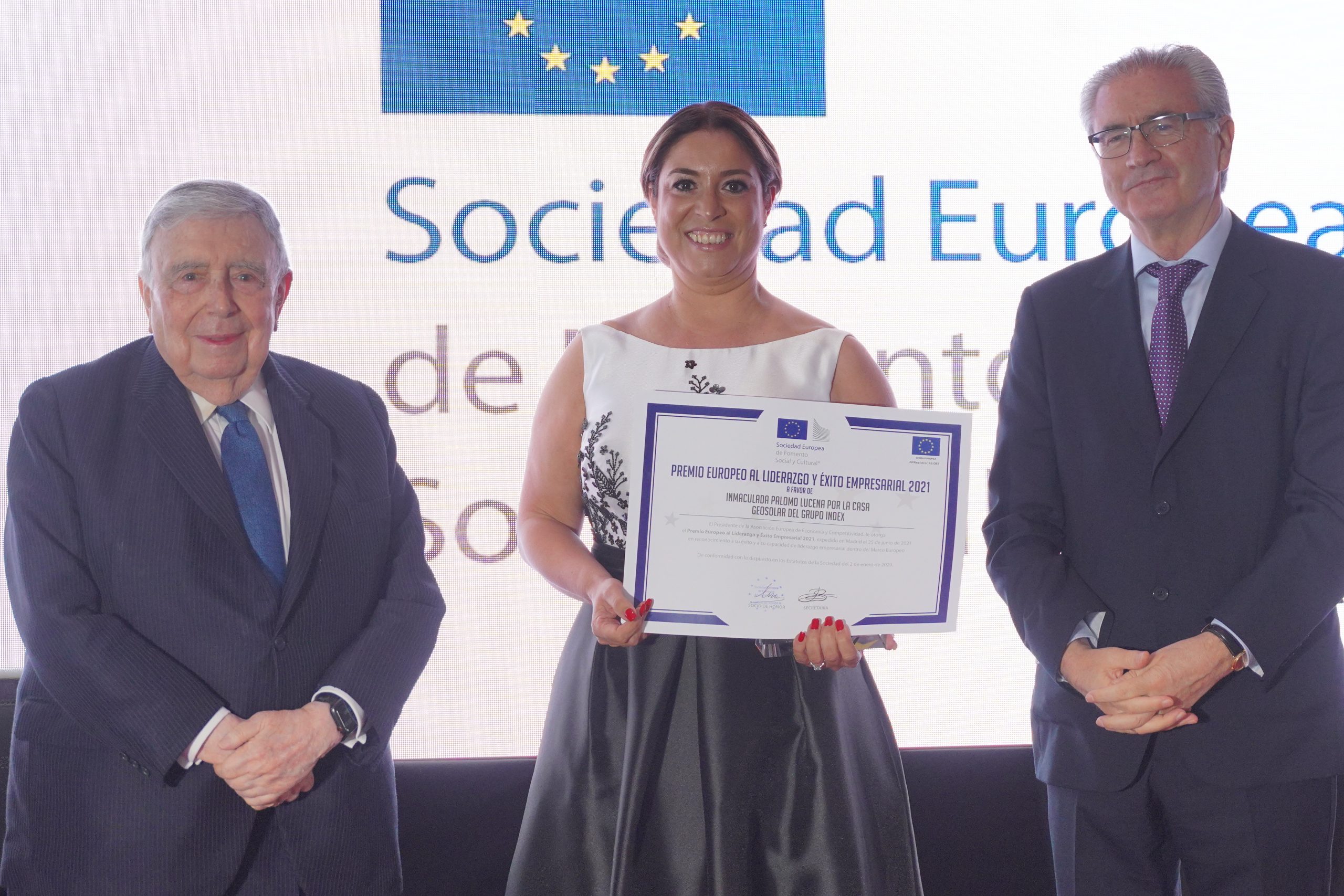 En este momento estás viendo Inmaculada Palomo recibe el Premio Europeo Liderazgo y Éxito Empresarial 2021 por la Casa Geosolar®