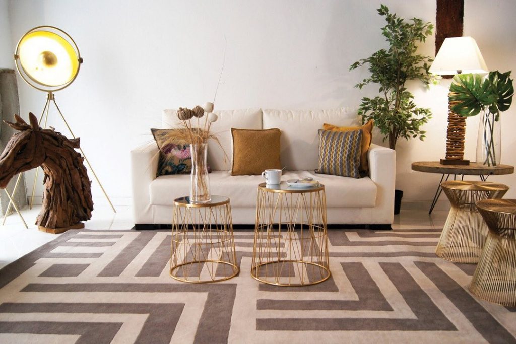 alfombra Laberinto confeccionada a mano en 100% lana virgen en colores topo y beige.