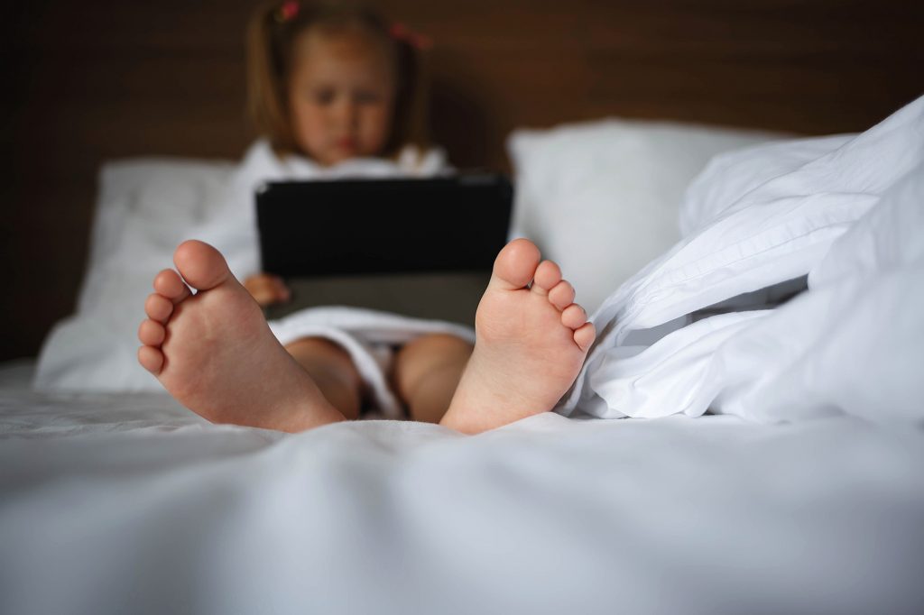 Las pantallas de móviles, tablets y ordenadores no son recomendables antes de dormir