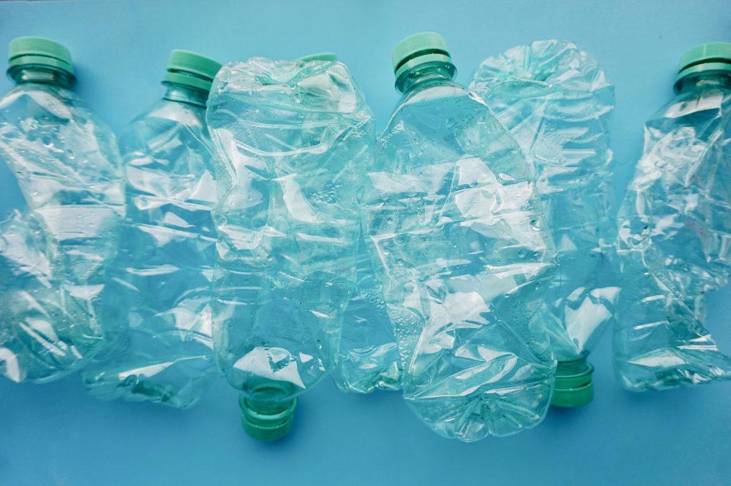 ¿Abrigos con botellas de plástico reciclado y posos de café?