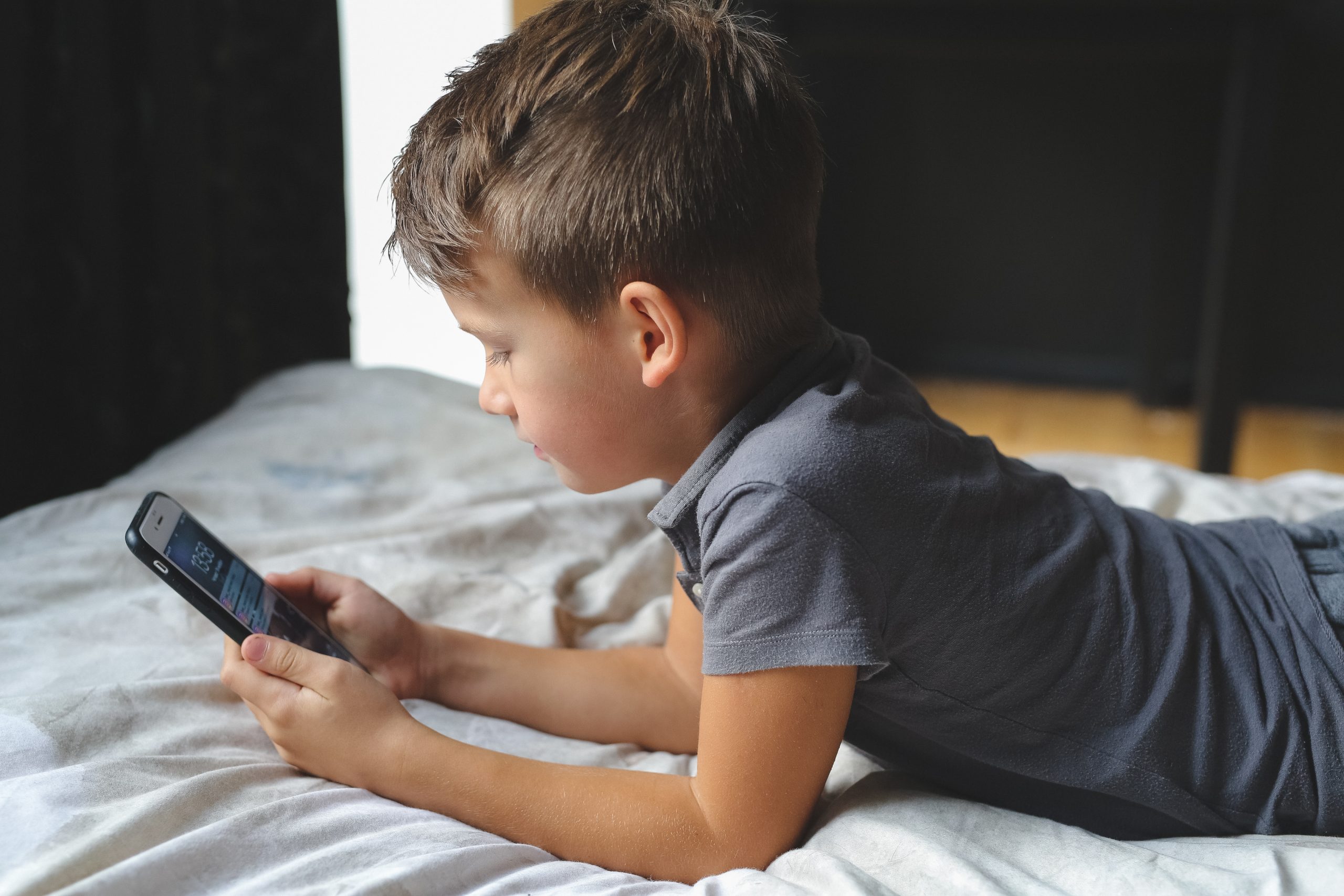 Lee más sobre el artículo ¿A qué edad tienen nuestros menores su primer móvil?