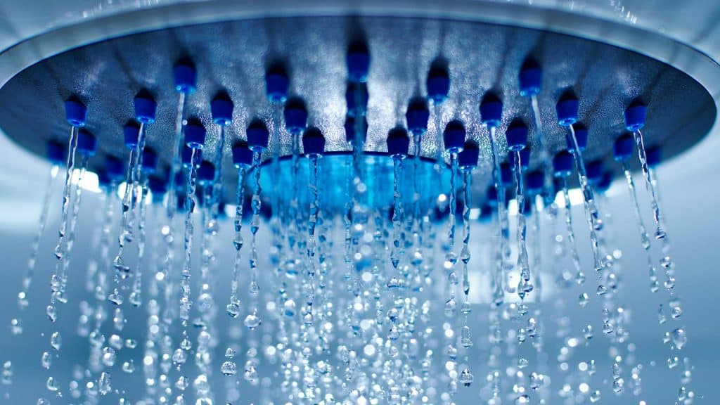 Duchas en pareja y otras ideas para ahorrar energía