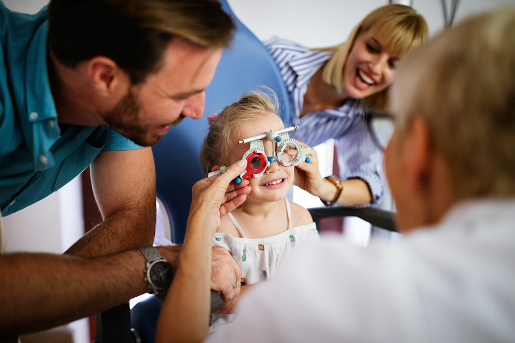 ¿Cómo prevenir la creciente miopía en niños?