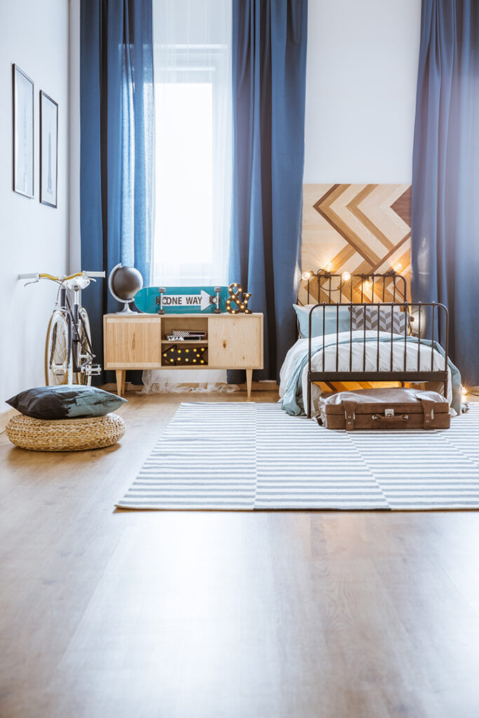 cortina azul en dormitorio infantil