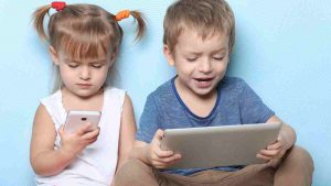 Lee más sobre el artículo Retraso en el desarrollo de niños ‘enganchados a las pantallas’