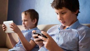 Lee más sobre el artículo Niños y móviles, un gran peligro en sus manos