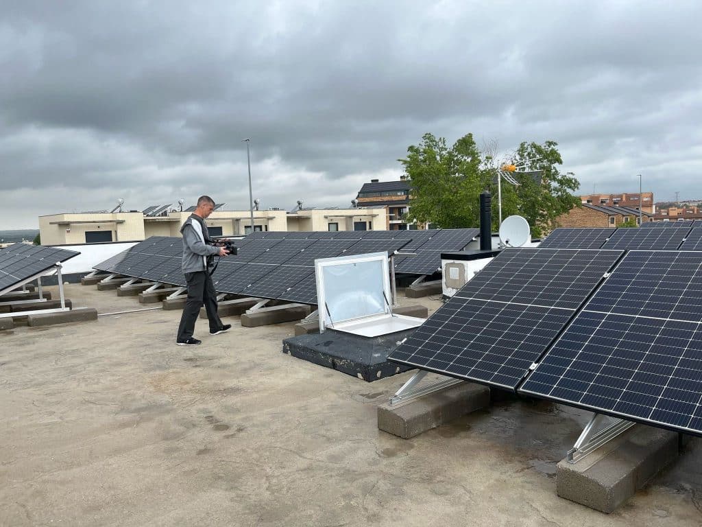 Grabación de Antena 3 Televisión en la cubierta de una casa desenchufada Index