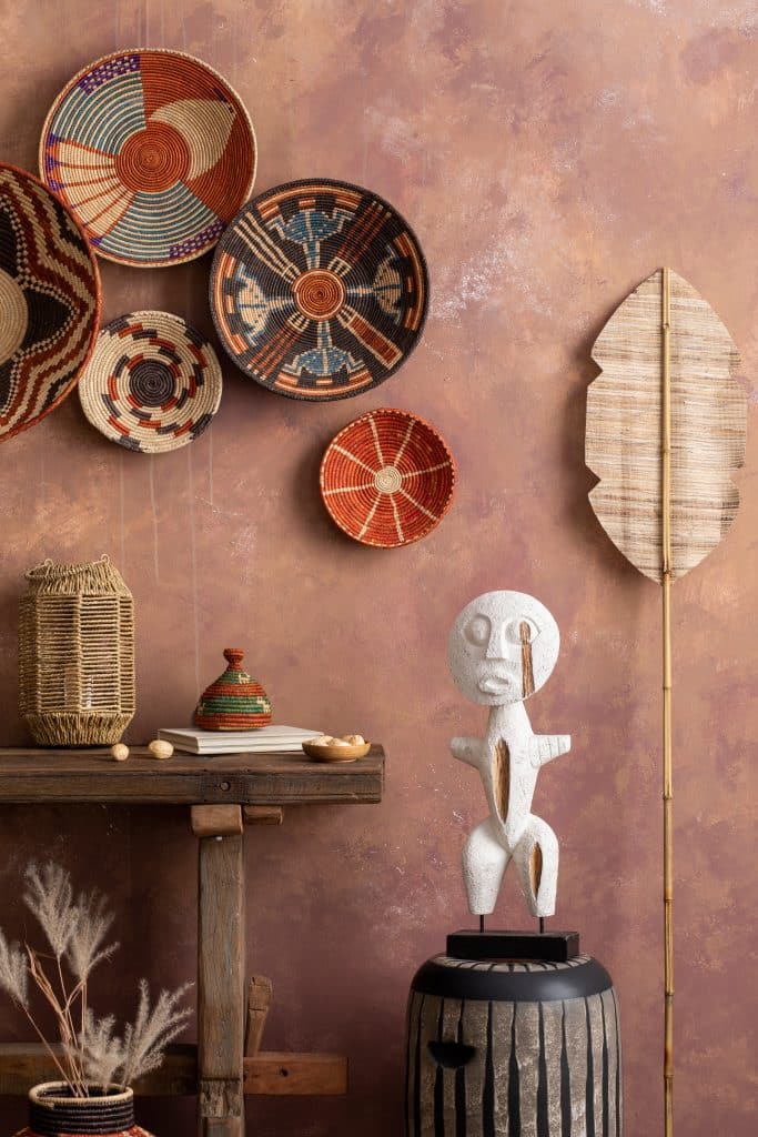 maximalismo - composición étnica con estilo en el interior de la sala de estar con wicke