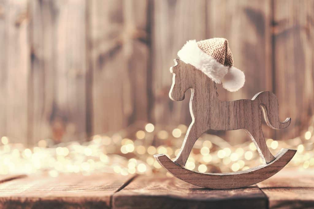 Decoración navideña hecha de madera.