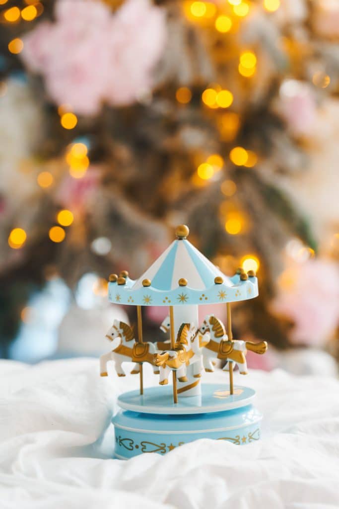 Decoración navideña, carrusel vintage azul con luces doradas
