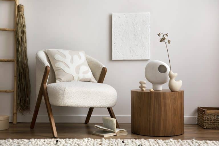 Diseño interior de salón retro y elegante con sillón de diseño.