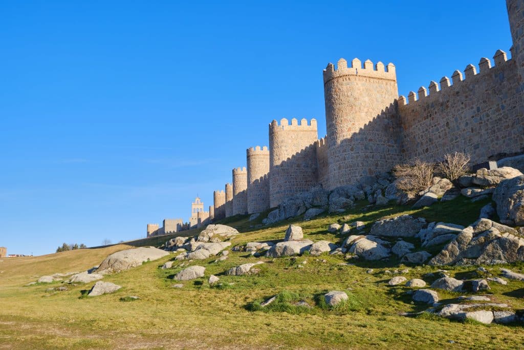 La hermosa vista de la fortaleza en Ávila, España.
