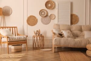 Elegante salón con muebles de madera.