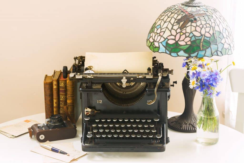 lámpara y máquina de escribir retro
