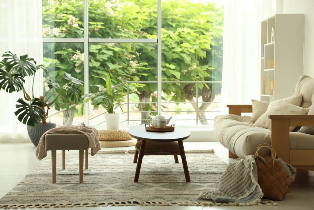 Mesa de centro, sofá, banco y decoración del comedor. Diseño de interiores