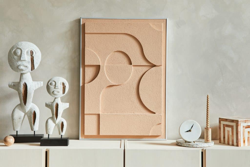 Composición creativa del diseño interior moderno de una sala de estar en tonos beige.