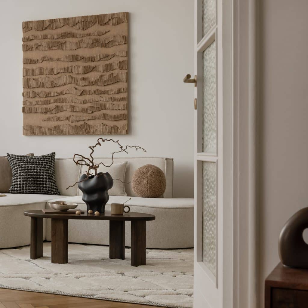 Arte mural de gran tamaño con textura en una suave paleta de colores naturales.