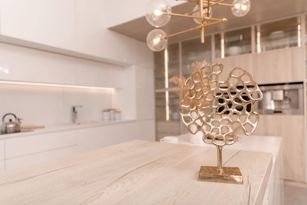 escultura y lámpara decorativa