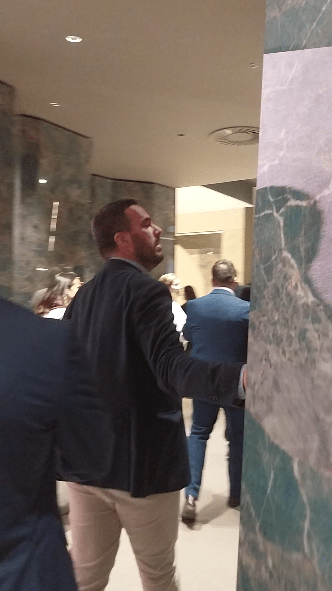 Personal de Grupo Index y de Palatium durante la visita a una fábrica de Porcelanosa