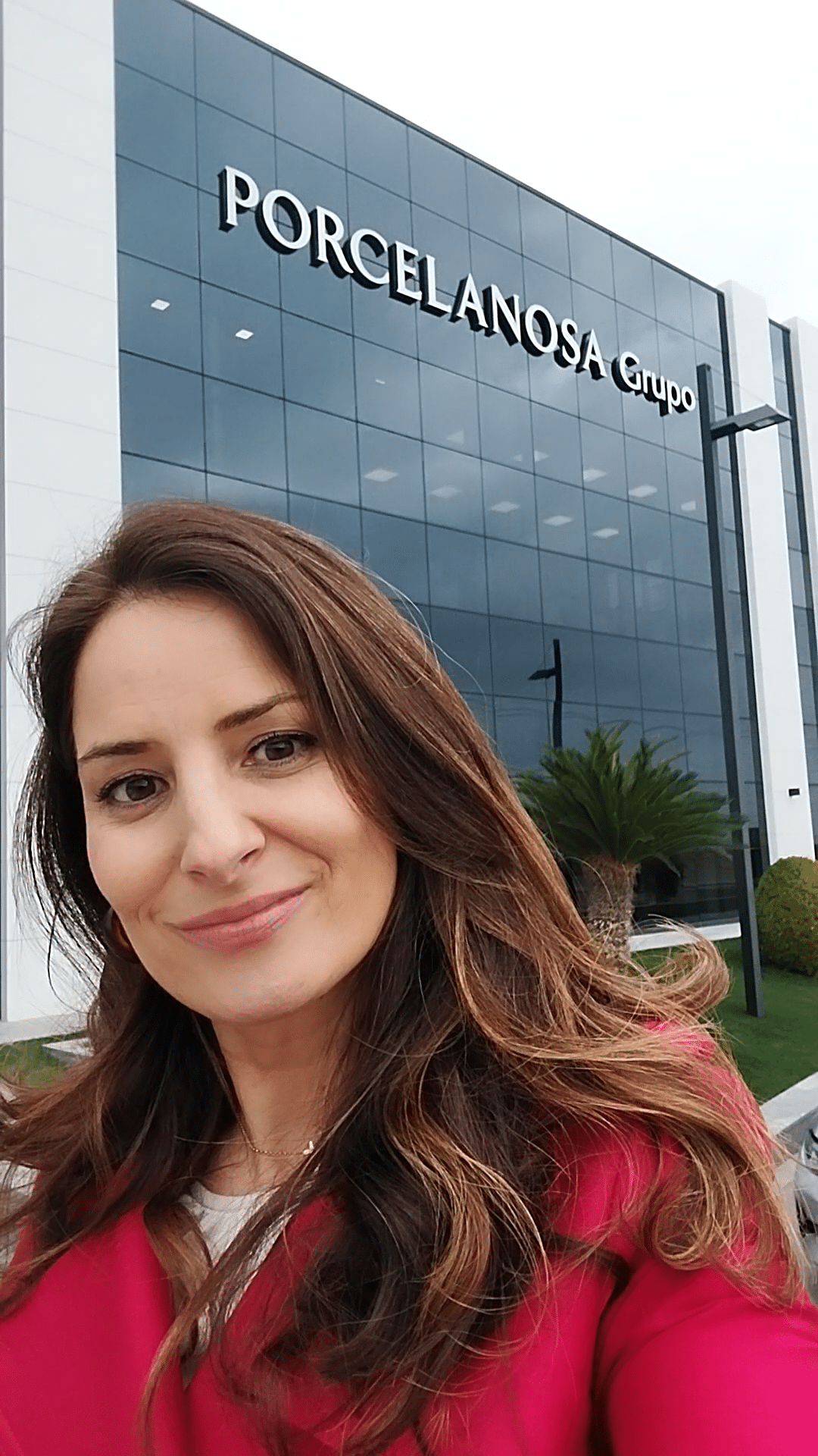Personal de Grupo Index y de Palatium durante la visita a una fábrica de Porcelanosa