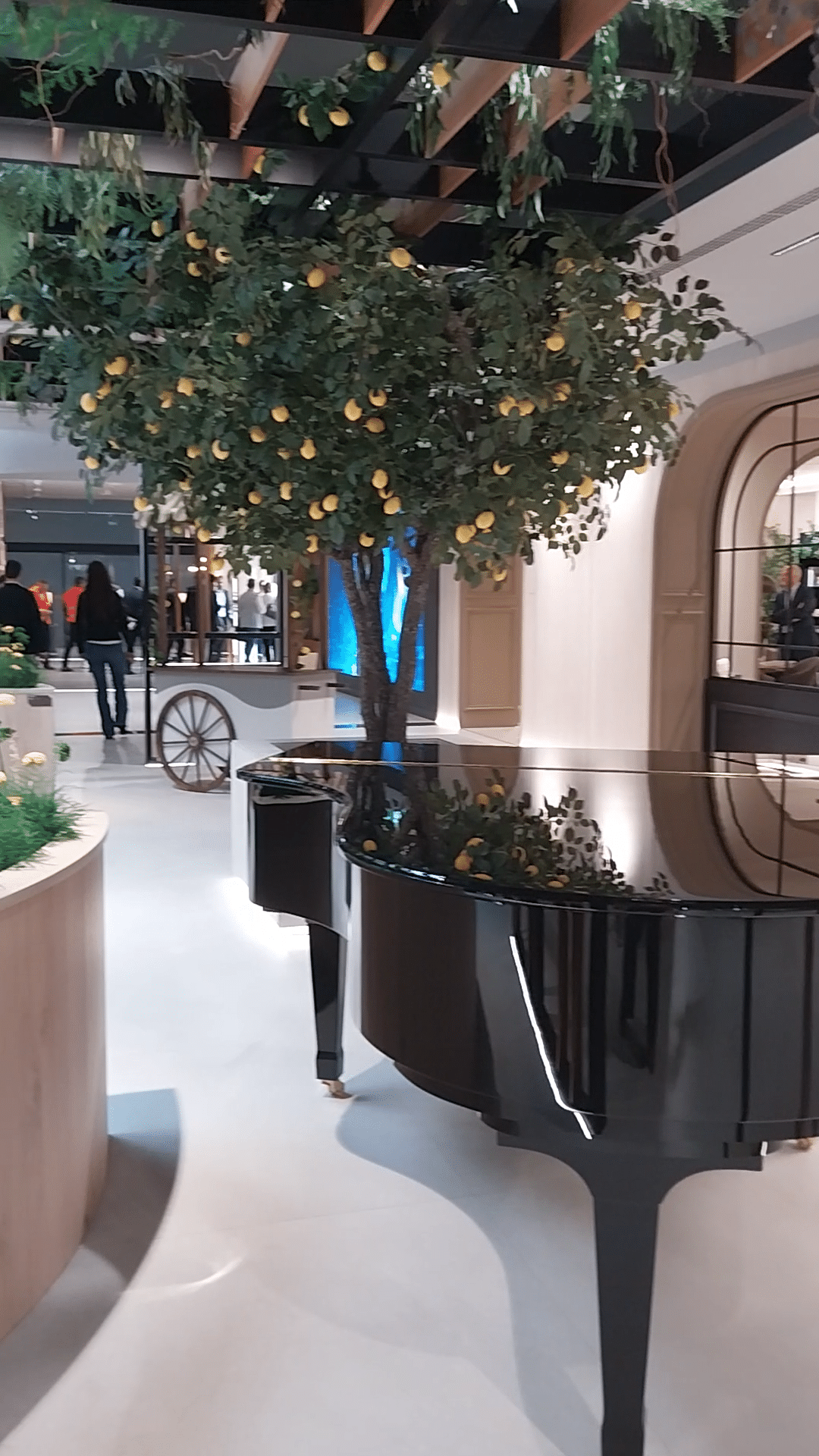Personal de Grupo Index y de Palatium durante la visita a una fábrica de Porcelanosa