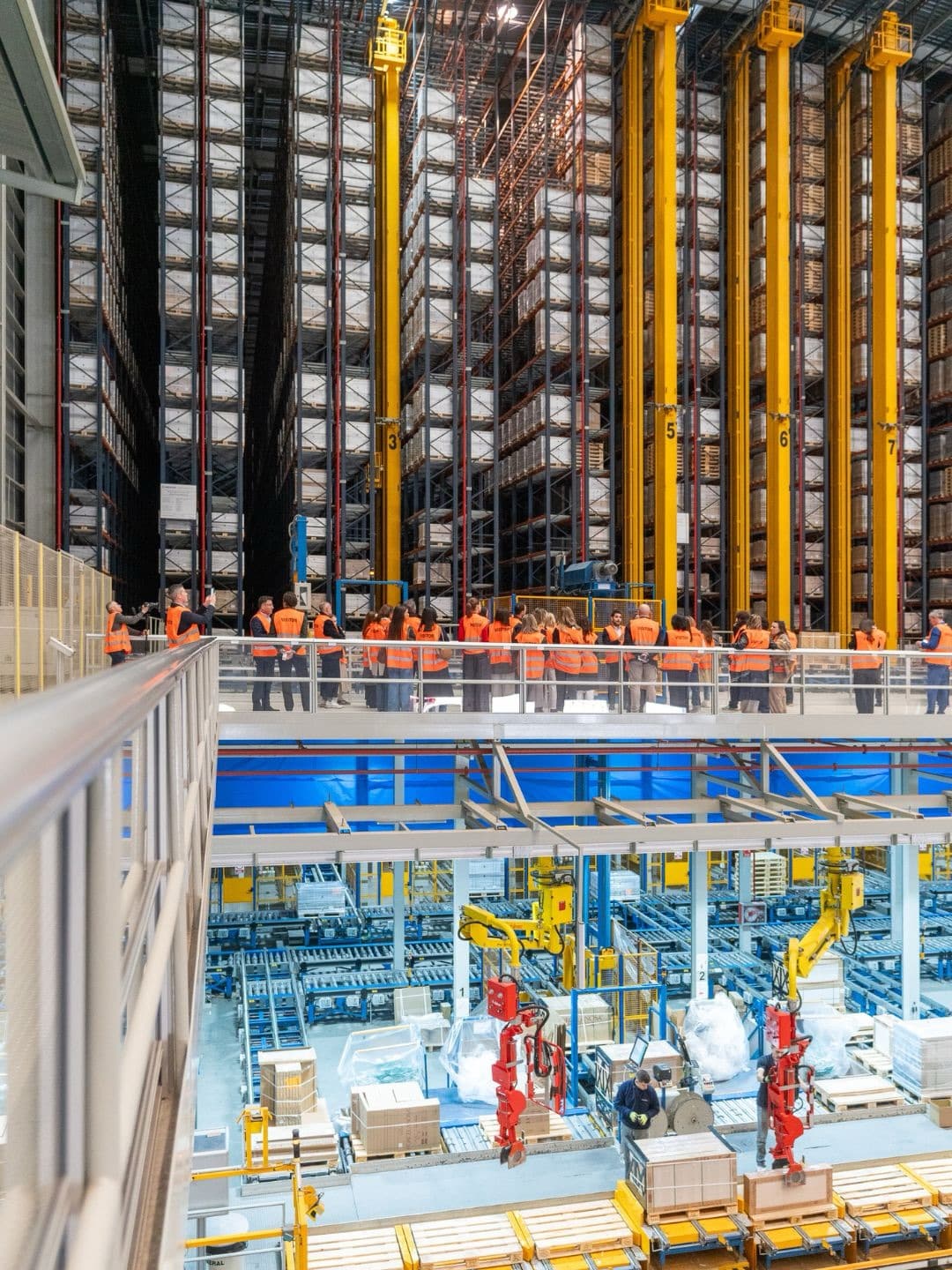 Personal de Grupo Index y de Palatium durante la visita a una fábrica de Porcelanosa en Villarreal, Castellón