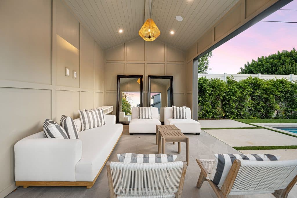 espacio exterior con muebles blancos y plantas