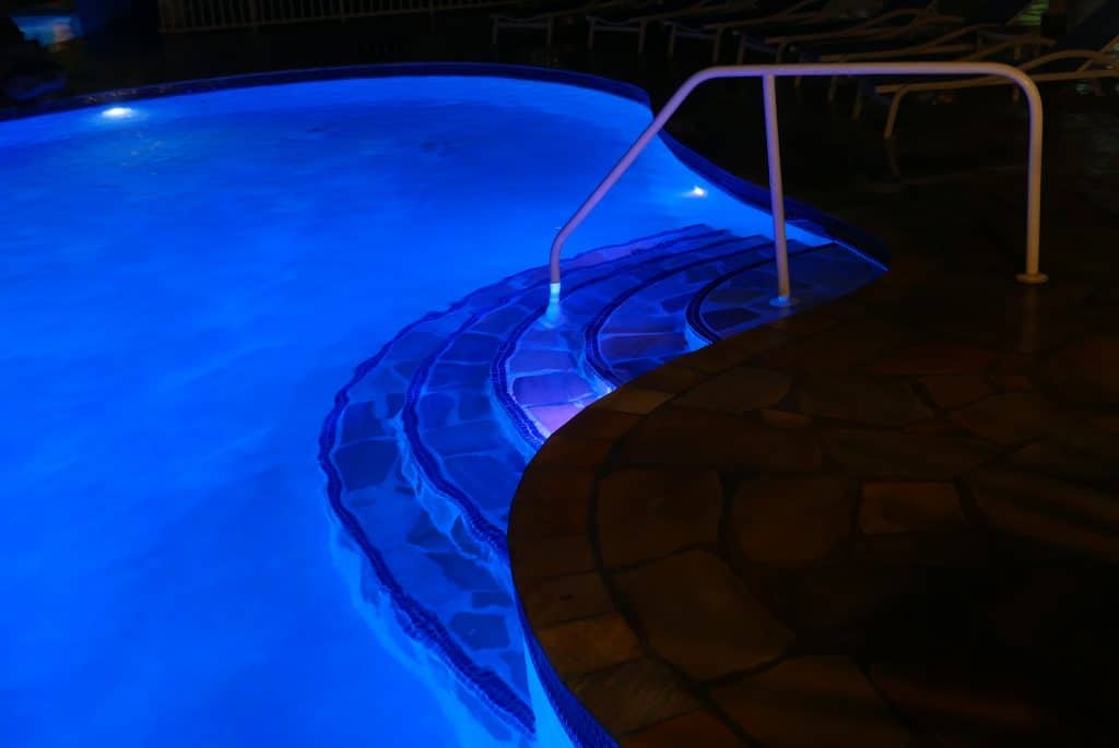 piscina iluminada