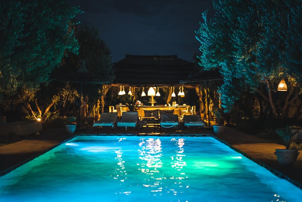 piscina iluminada