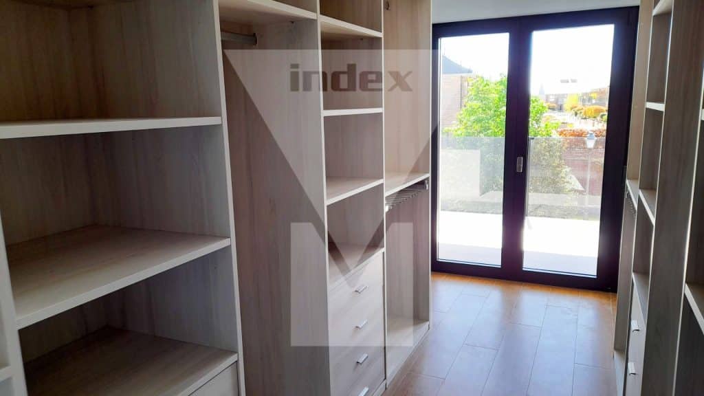 Vestidor y armarios, en orden y sin polvo