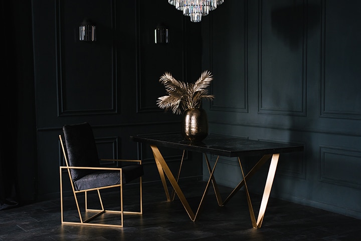 Silla y mesa en negro y dorado