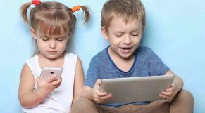 Retraso en el desarrollo de niños ‘enganchados a las pantallas’