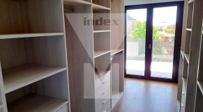 Vestidor y armarios, en orden y sin polvo