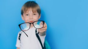 ¿Cómo prevenir la creciente miopía en niños?
