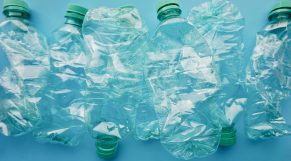 ¿Abrigos con botellas de plástico reciclado y posos de café?